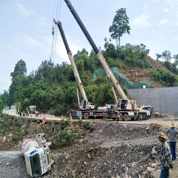 洪湖汽车掉沟里叫吊车救援要多少钱
